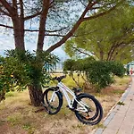 Liberty Floating House With Jacuzzi & Sea View Hotel na wodzie Portorož