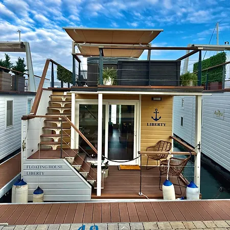 Botel Liberty Floating House With Jacuzzi & Sea View *