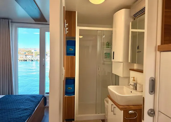 Hotel en barco Liberty Floating House With Jacuzzi & Sea View