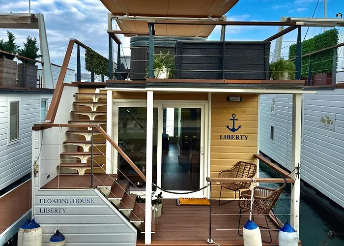 Botel Liberty Floating House With Jacuzzi & Sea View *