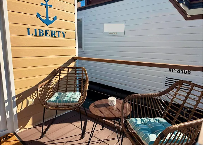 Botel Liberty Floating House With Jacuzzi & Sea View *