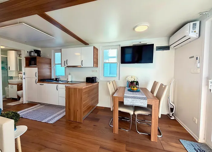 Liberty Floating House With Jacuzzi & Sea View